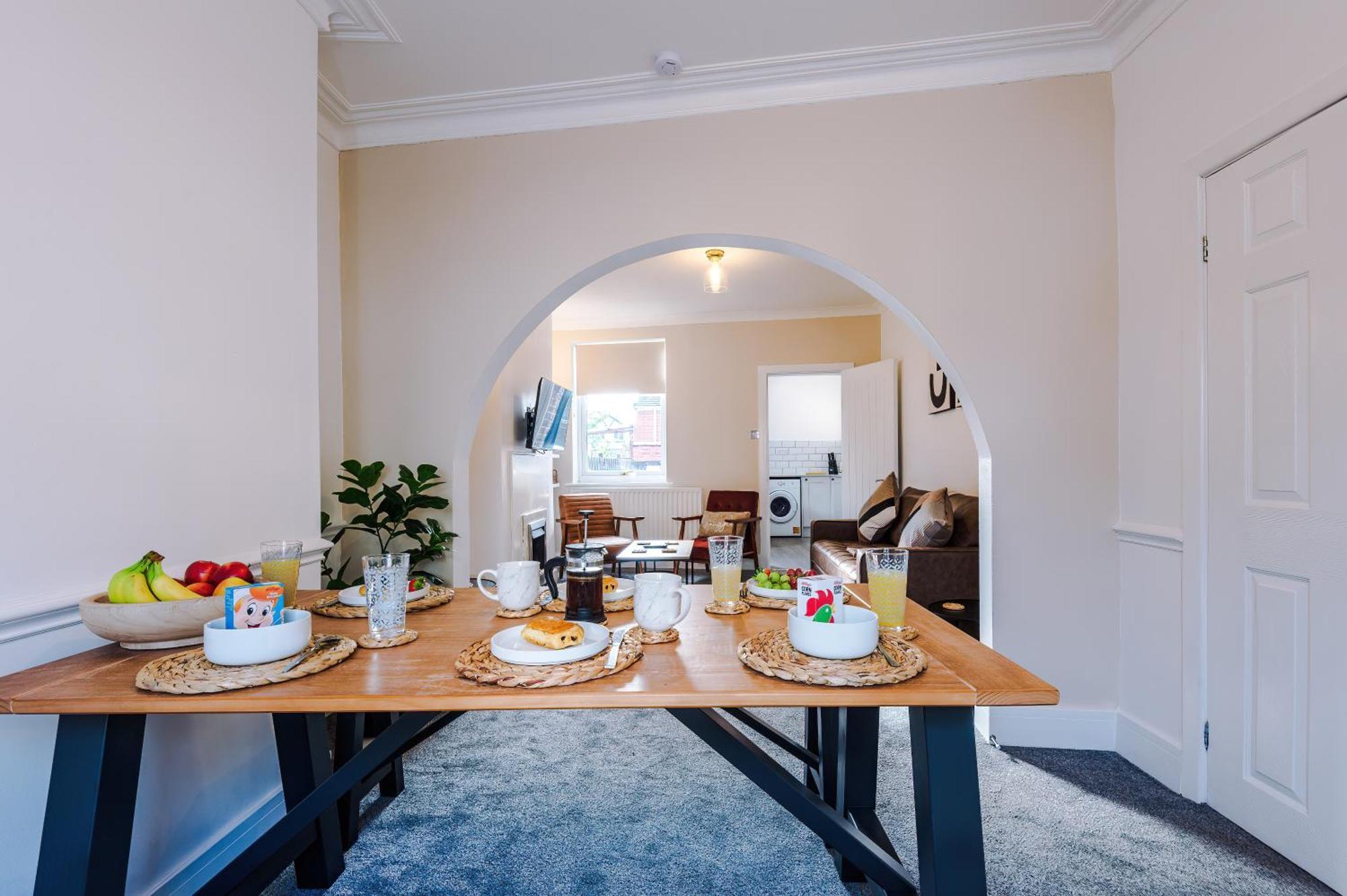 Oxford House By Yourstays - 3 Bedroom House In Newcastle-Under-Lyme Stoke-on-Trent 외부 사진