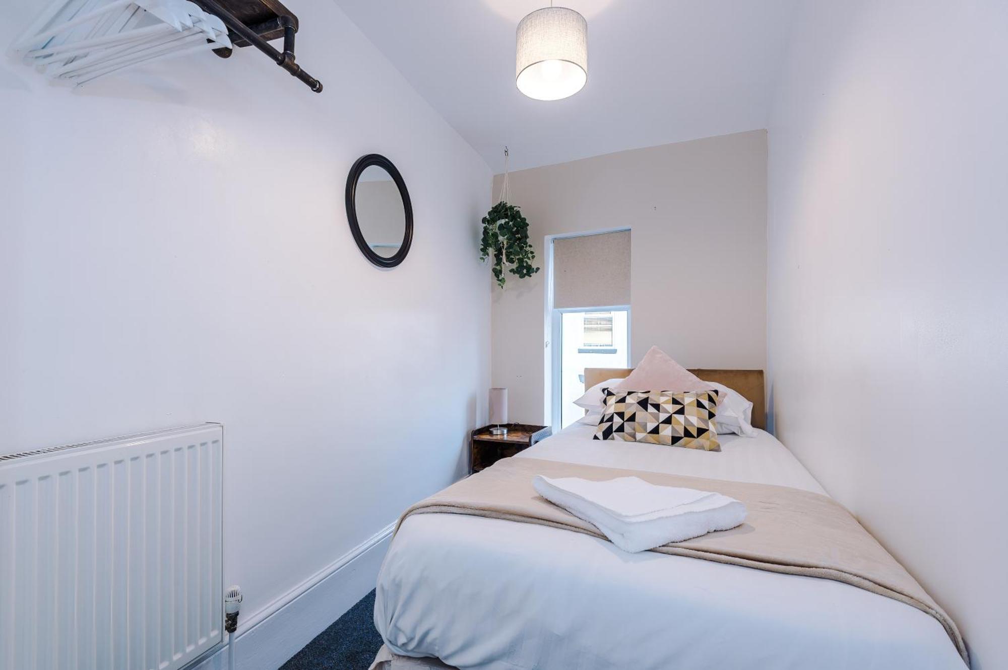 Oxford House By Yourstays - 3 Bedroom House In Newcastle-Under-Lyme Stoke-on-Trent 외부 사진